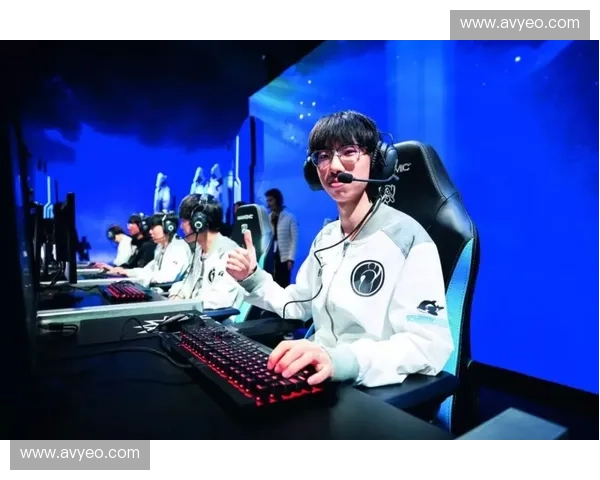 《探秘YYF英雄录：电竞传奇背后的奋斗与荣耀》